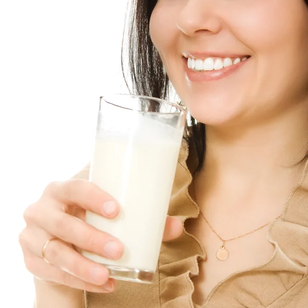 Жінка п'є молоко на білому тлі . — стокове фото