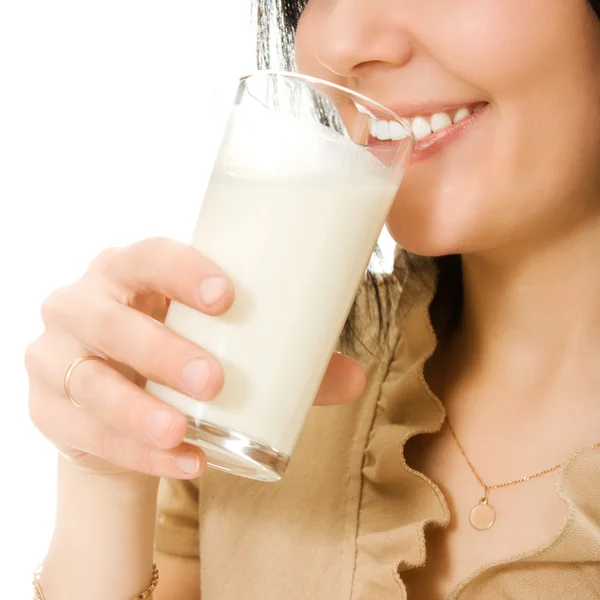 Donna che beve latte su uno sfondo bianco . — Foto Stock