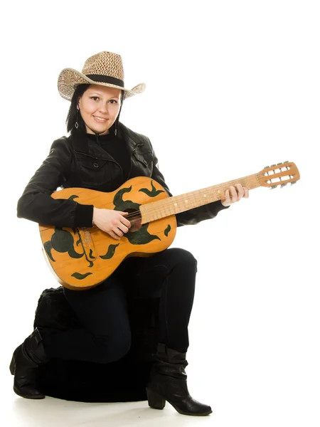 Cowgirl in ahat con chitarra acustica — Foto Stock