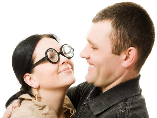 Lustige Frau mit Brille will Mann küssen — Stockfoto