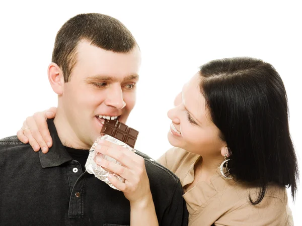 Femme nourrir un homme chocolat  . — Photo