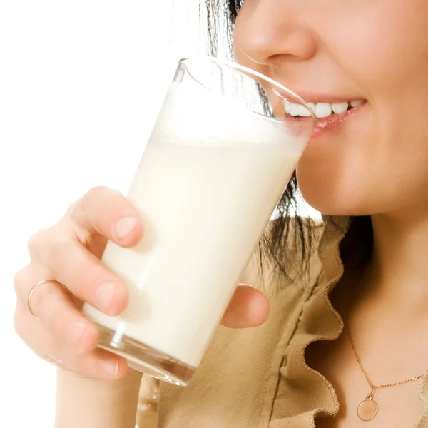 Γυναίκα που πίνει γάλα σε λευκό φόντο. — Φωτογραφία Αρχείου