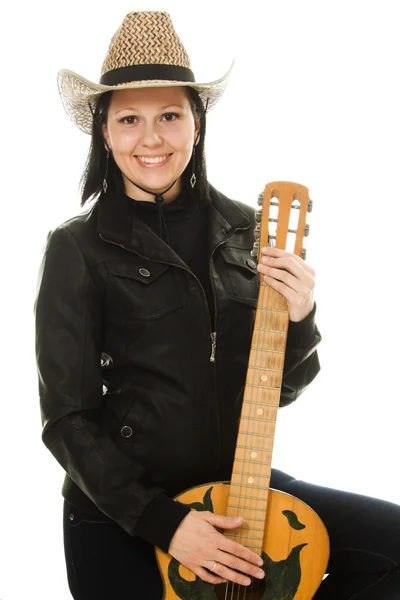 Ковгёрл в ахате с акустической гитарой — стоковое фото