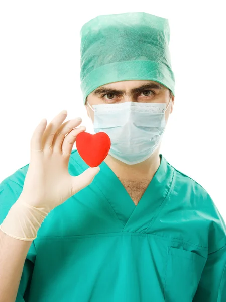 Médico masculino com um coração nas mãos — Fotografia de Stock