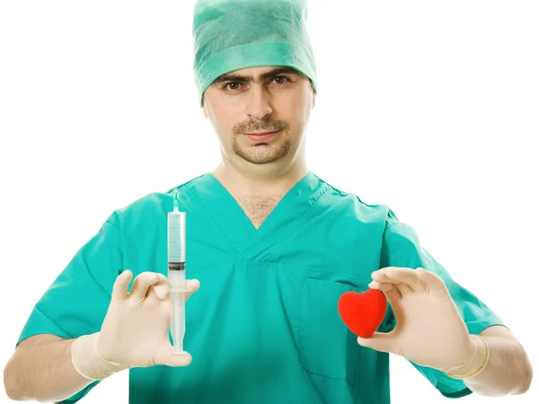 Doutor com coração e seringa na mão — Fotografia de Stock