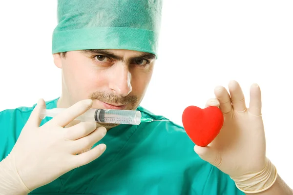 Доктор с сердцем и шприцем в руке — стоковое фото