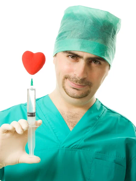 医生与心和他手里的注射器 — 图库照片