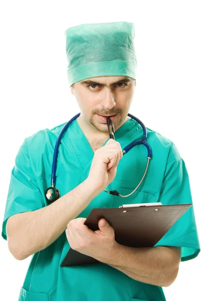 男性外科医生在平板电脑上写入 — 图库照片