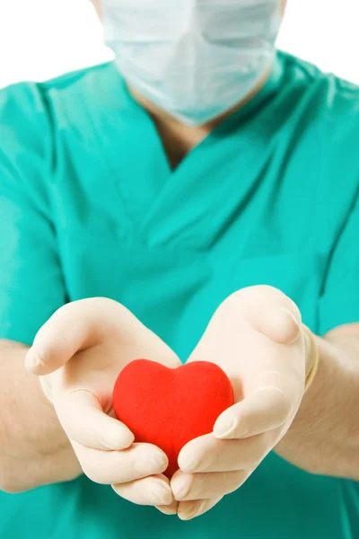 Manliga läkare med ett hjärta i hans händer — Stockfoto