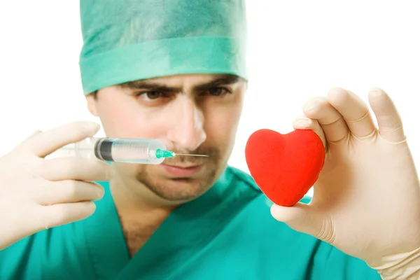 Доктор з серцем і шприцом в руці — стокове фото