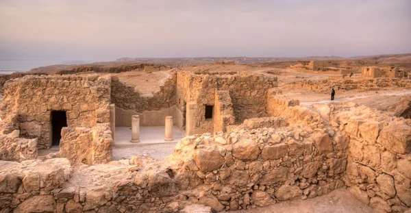 Pevnost Masada a sunrise Mrtvé moře v Izraeli Judské pouště turistika — Stock fotografie