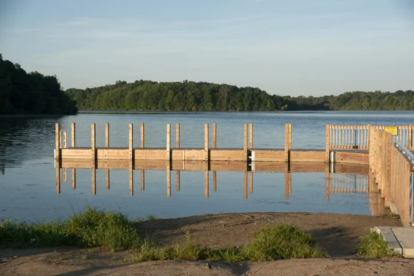 Milczący pusty park stanowy jezioro wakacje — Zdjęcie stockowe