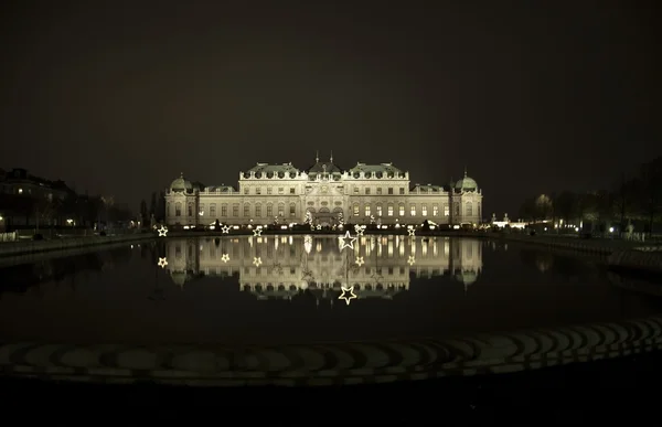 Belvedere Sarayı nigth görünümüne — Stok fotoğraf