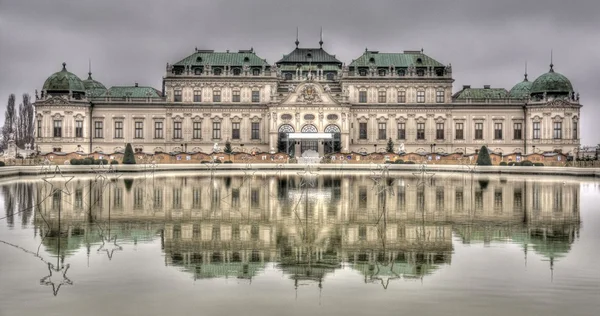 Palace i vatten eftertanke — Stockfoto