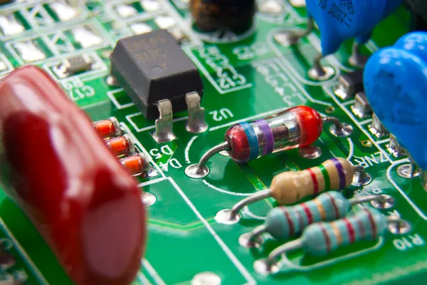 Elektronische componenten gemonteerd op een moederbord — Stockfoto