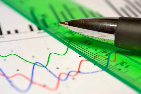 Graph and pen — Stock Photo, Image