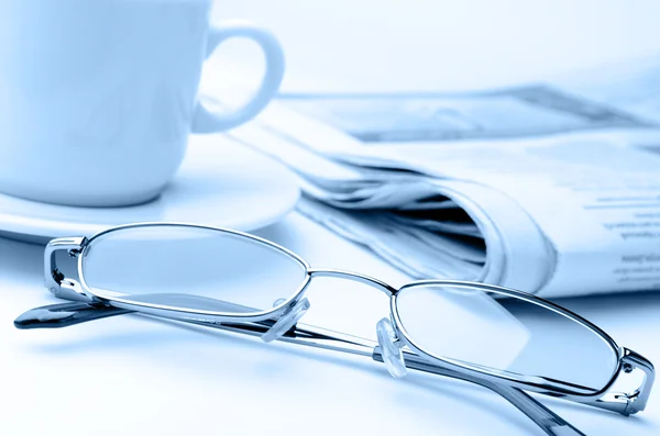 Óculos e jornal — Fotografia de Stock