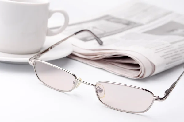 Óculos e jornal — Fotografia de Stock
