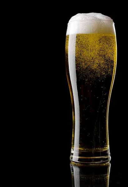 Cerveza en vidrio — Foto de Stock