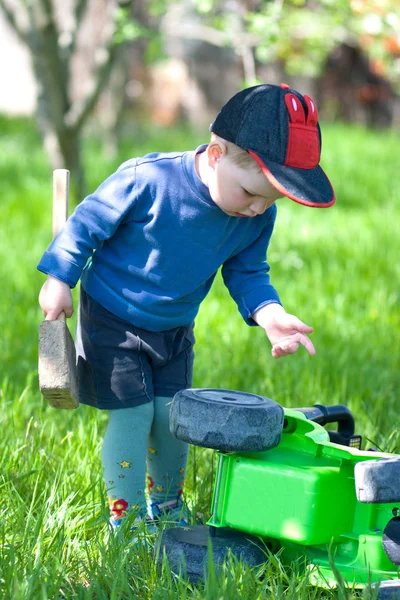 Der Junge und das Auto — Stockfoto