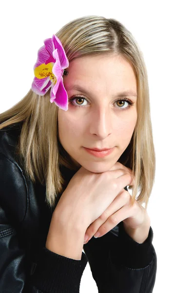 Retrato de la chica con una orquídea en el pelo —  Fotos de Stock