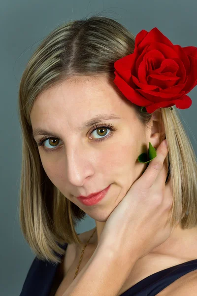 Retrato de la chica con una rosa en el pelo —  Fotos de Stock