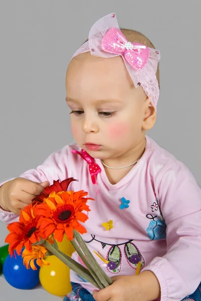 Ta dívka drží kytice — Stock fotografie
