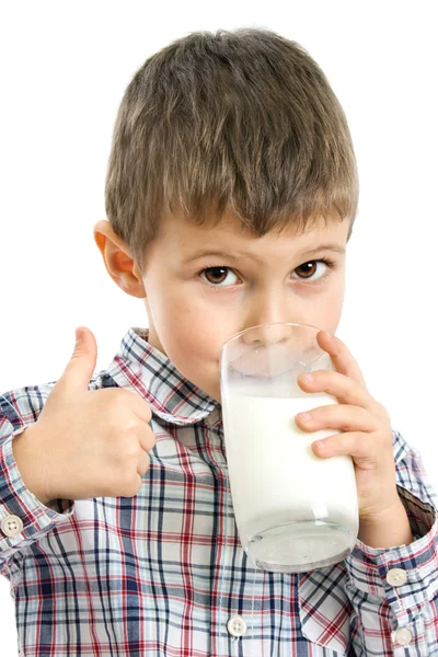 Menino beber leite . — Fotografia de Stock