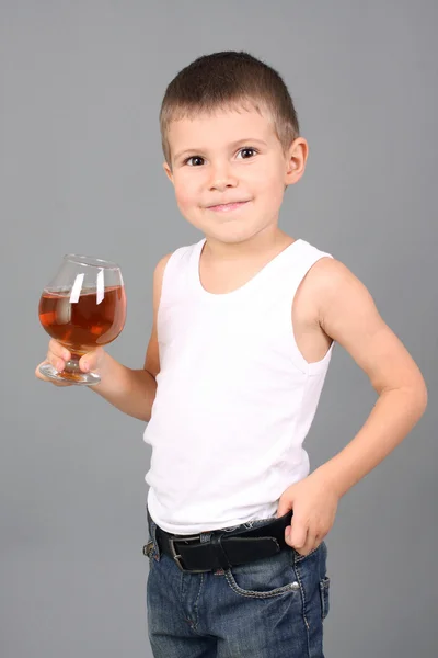 Der Junge hält ein Glas — Stockfoto