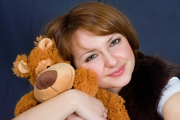 La ragazza con un orso — Foto Stock