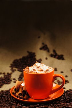 Turuncu fincan sıcak cuppuccino