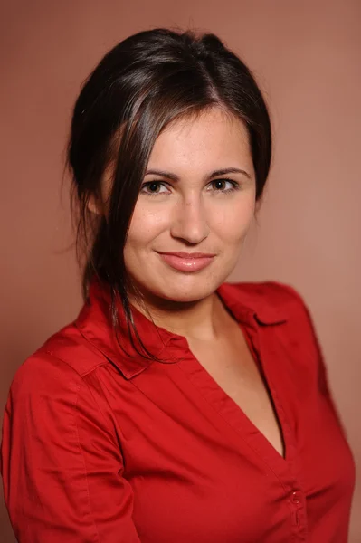Portret van schoonheid brunette vrouw in rode jurk — Stockfoto