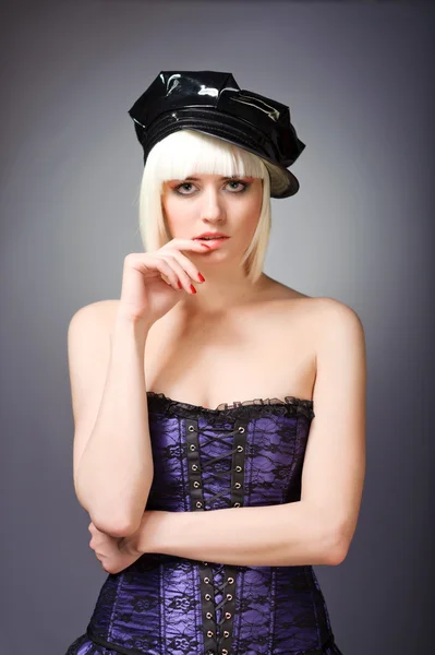 Frau mit schwarzer Mütze — Stockfoto