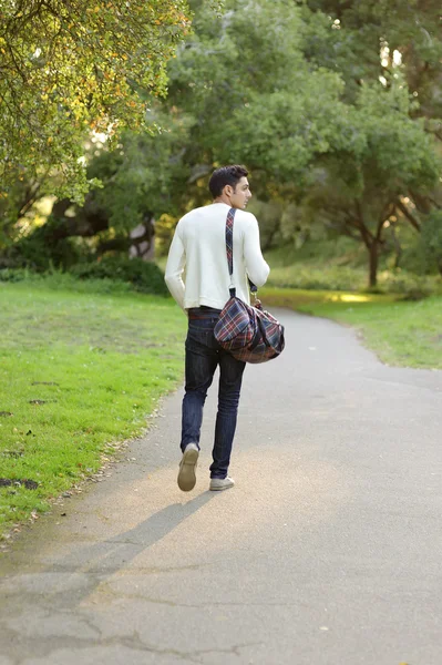Jóképű férfi, séta a parkban — Stock Fotó