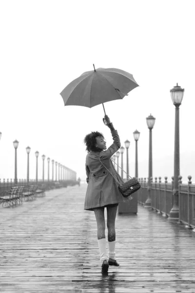 Menina afro-americana bonita com guarda-chuva — Fotografia de Stock