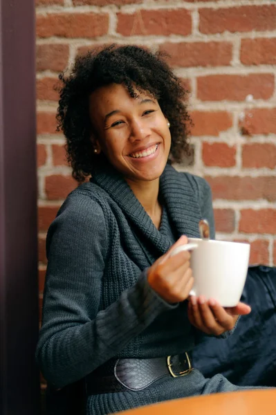 Frau mit Kaffeebecher — Stockfoto