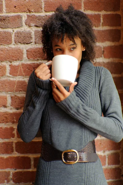 Žena nápoj latte — Stock fotografie