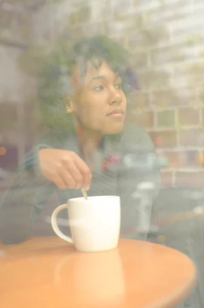 Vrouw met koffie mok — Stockfoto