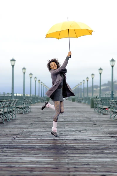 Dość african american girl z parasolem — Zdjęcie stockowe