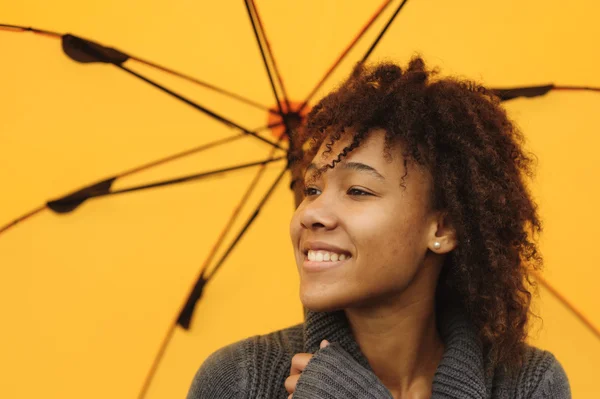 African American girl with yellow umbrella — Stock Photo, Image