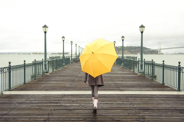 Fille marche avec parapluie — Photo
