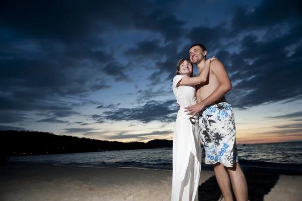 Пара молодых влюбленных на пляже — стоковое фото