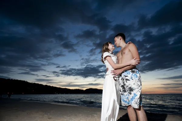 Par unga älskande på stranden — Stockfoto