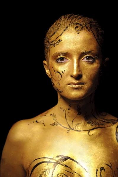 Mujer de belleza con piel dorada —  Fotos de Stock