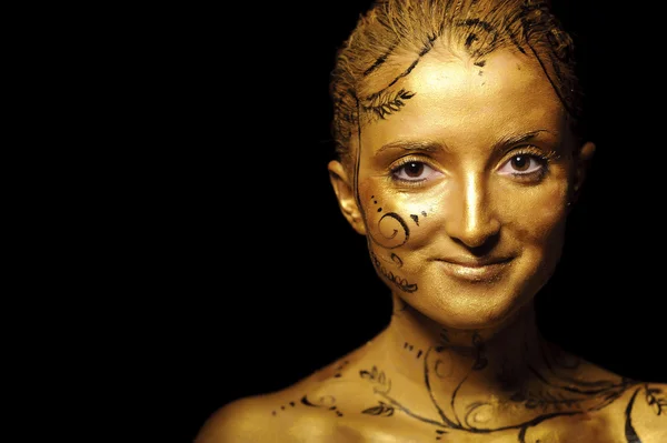 Mujer de belleza con piel dorada — Foto de Stock