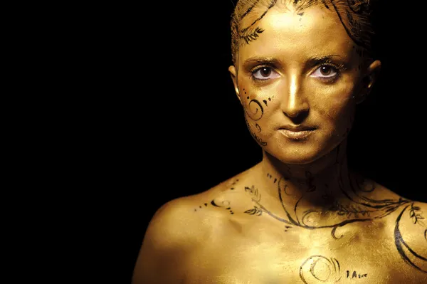 Güzellik kadın altın deri ile — Stok fotoğraf