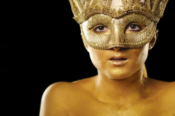 Sexig kvinna med gyllene hud — Stockfoto