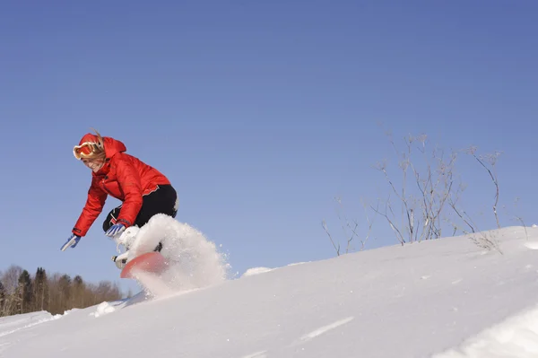 Молода жінка на сноуборді — стокове фото