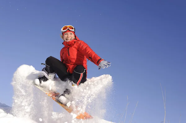 Jonge vrouw op snowboard — Stockfoto