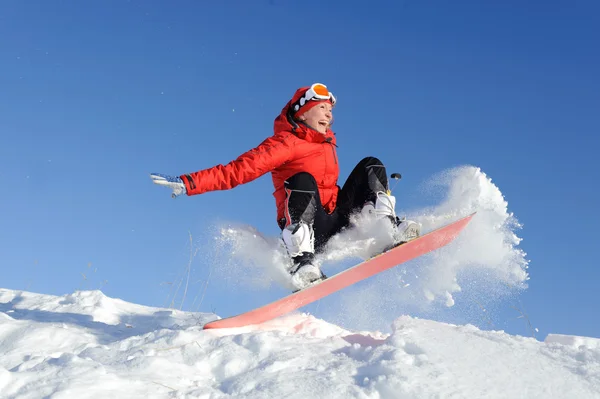 Jovem mulher no snowboard — Fotografia de Stock
